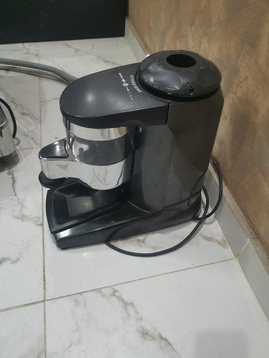 Продавам кафемашина EXPOBAR и кафемелачка