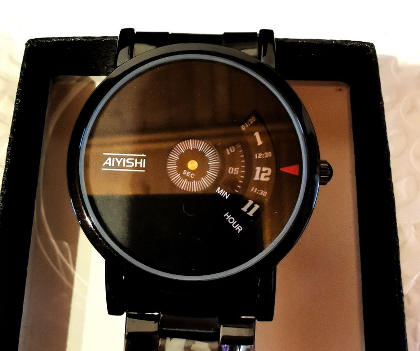 Ceas quarț, model deosebit