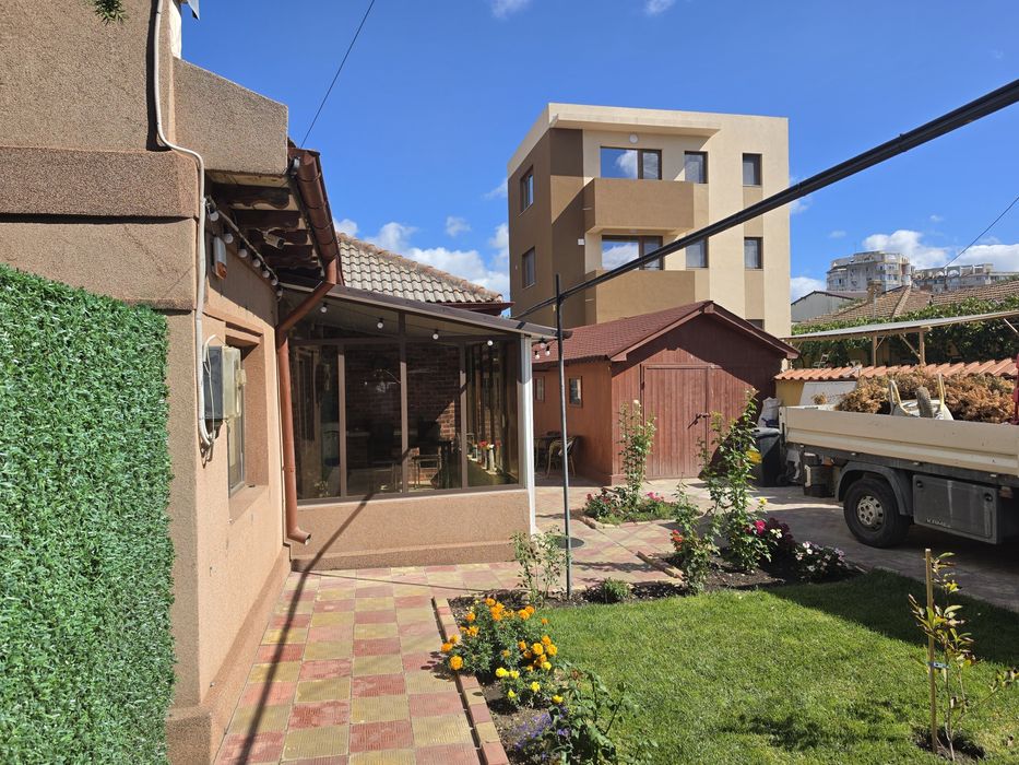 Casă Generoasă cu 2 Locuințe Separate, Garaj și Foișor în Zona Coiciu - Trocadero, Constanța
