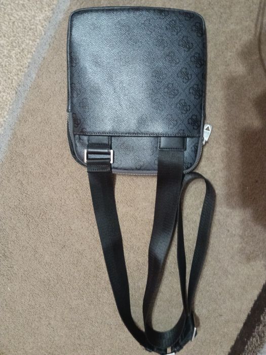 Vând borsetă Guess