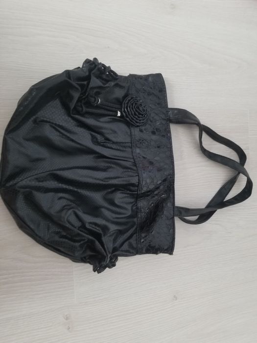 Vand geanta neagra