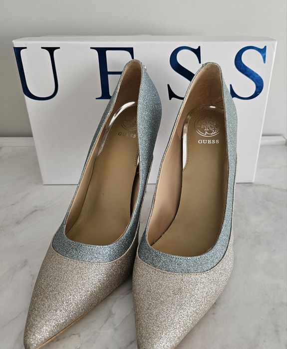 Златисти обувки "Guess"