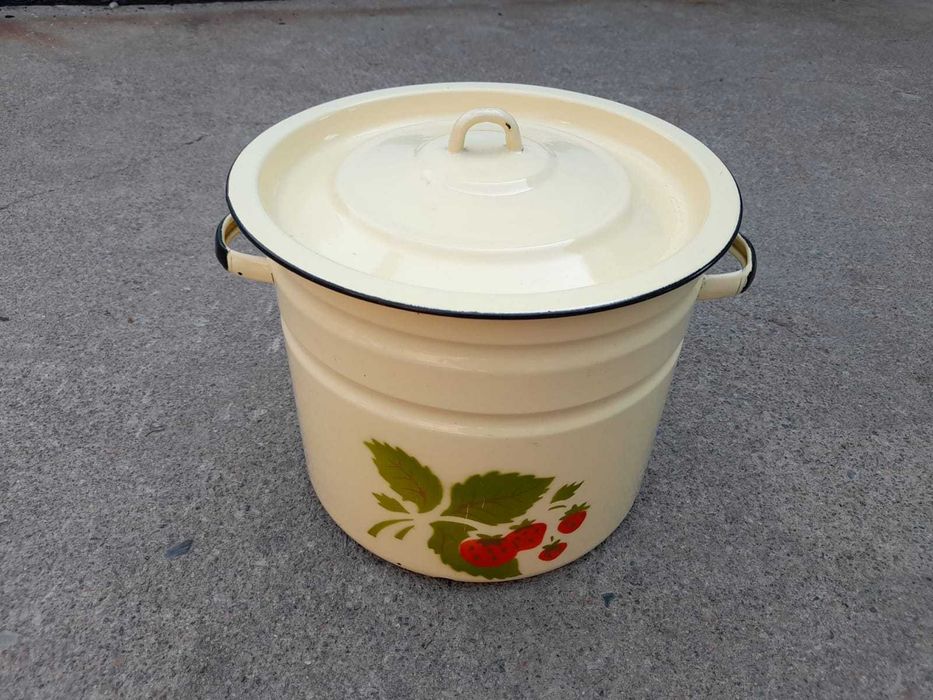 Продам кастрюлю эмалированную 20 л. СССР в хорошем состоянии