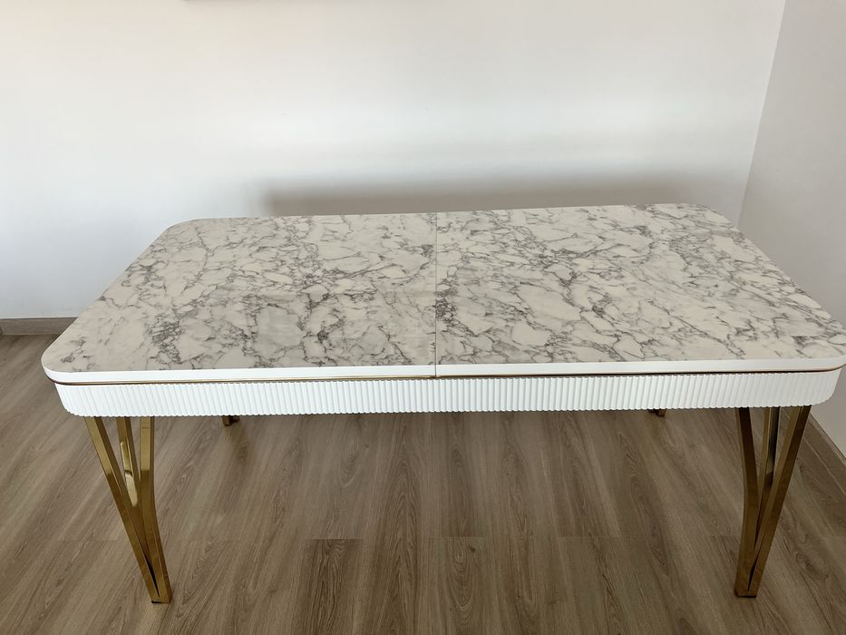 Masă dining extensibilă cu efect de marmură/auriu