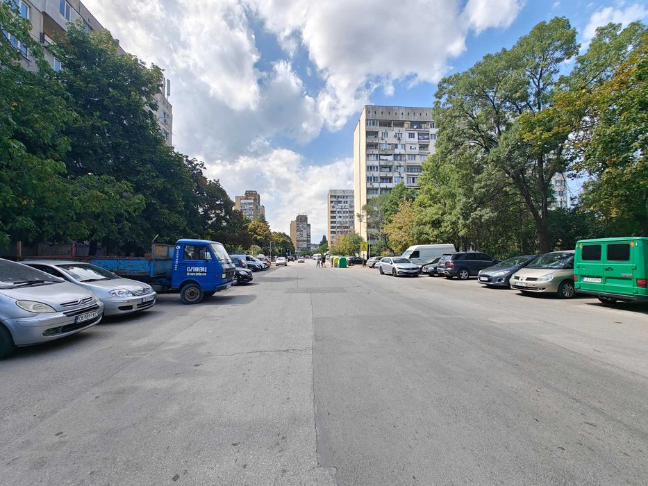 Едностаен апартамент с просторна тераса в ж.к. Дружба 1
