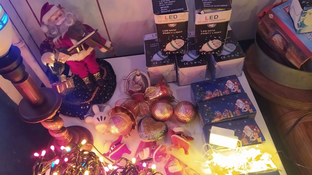 Vînd brad artificial de Crăciun și diferite ornamente