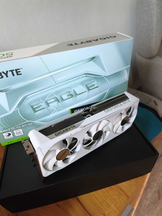 Vand GIGABYTE GeForce RTX 5070 EAGLE OC ICE SFF 12GB GDDR7 192-bit DLSS 4.0 (noua, 36 luni garantie)