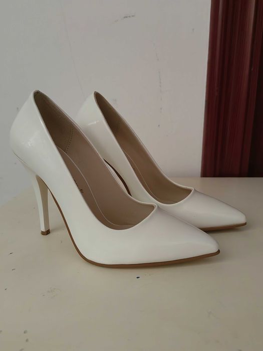 Бели официлани обувки на висок ток + официлана рокля