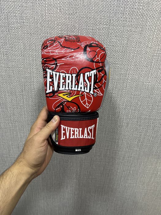 Боксерские перчатки из воловьей кожи.