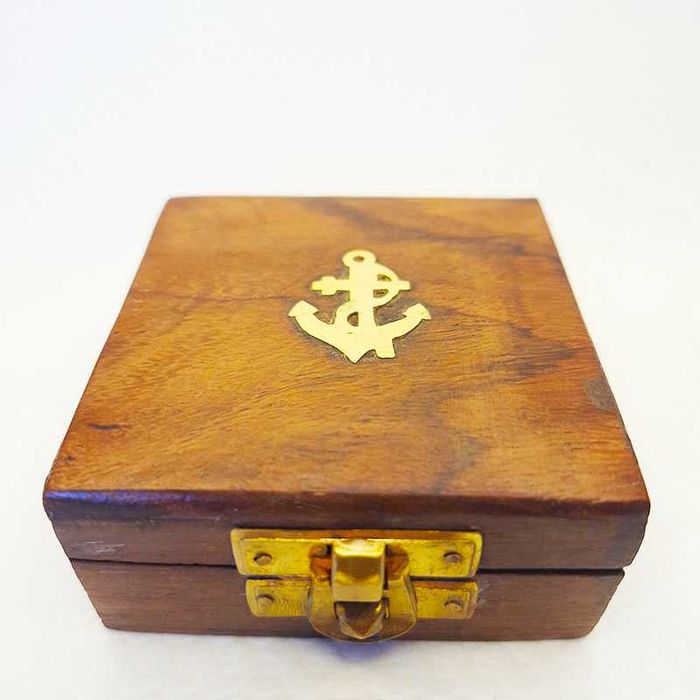 Компас от бронз в дървена кутия