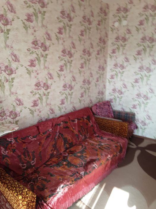 Диван с двумя креслами, серванти трюмо