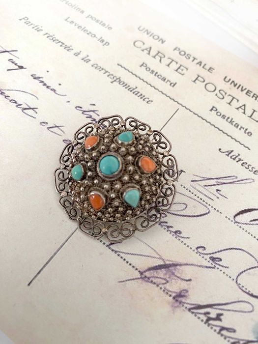 Brosa veche argint cu pietre de culoare turquaz si portocaliu
