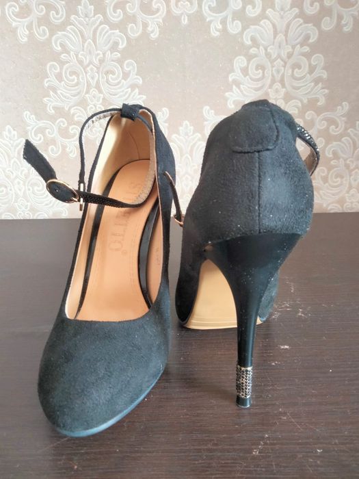 Продам две пары туфиль