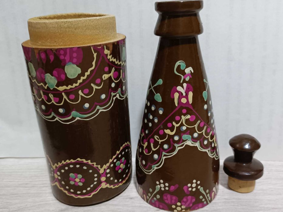 Деревянная статуэтка девушки