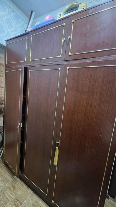 Шкаф для одежды с антресолью .