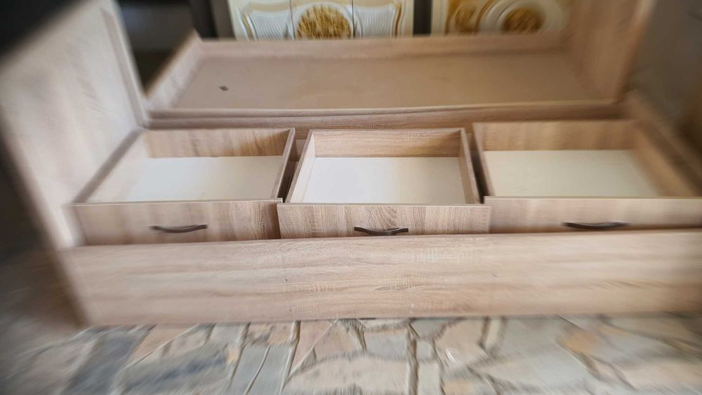 Бир кишилик тагида полкалик спальни диванлар сотилади.