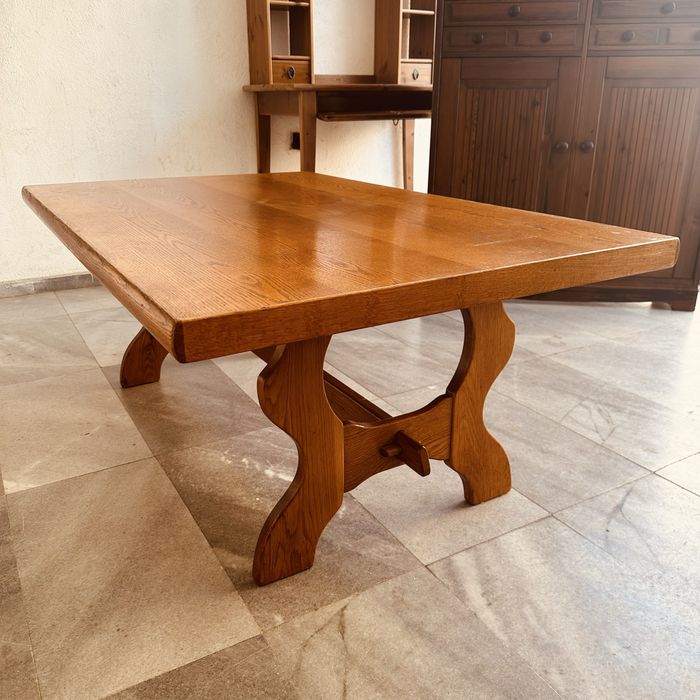 Масивна дъбова маса – ниска / холна, стабилна и запазена