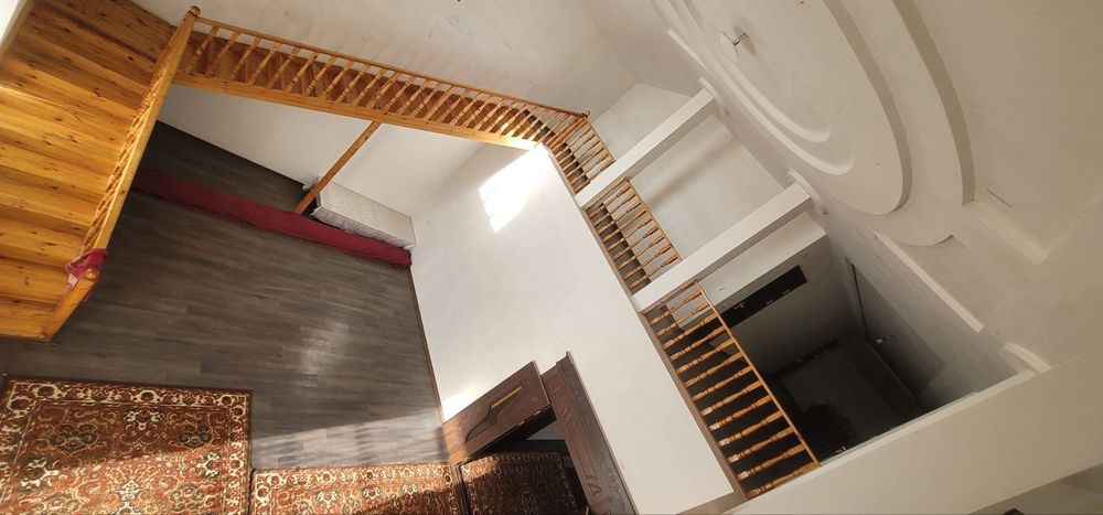 Uy Sotiladi 2 qavatdan iborat 8 sotix hamma sharoitlar mavjud