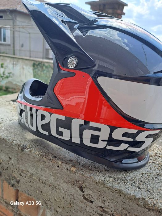 Продавам пистови и кросови каски