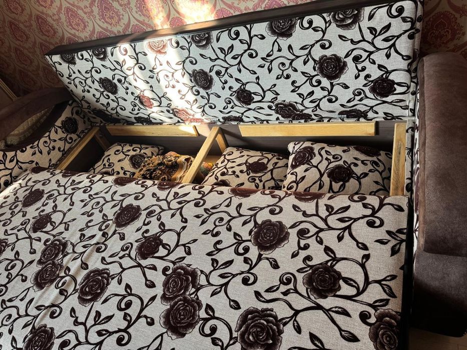 Продам диван темно коричневого цвета