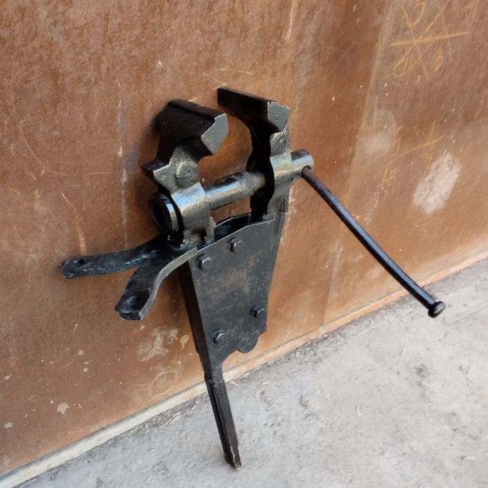 Тиски слесарные, сталь 100 процентов