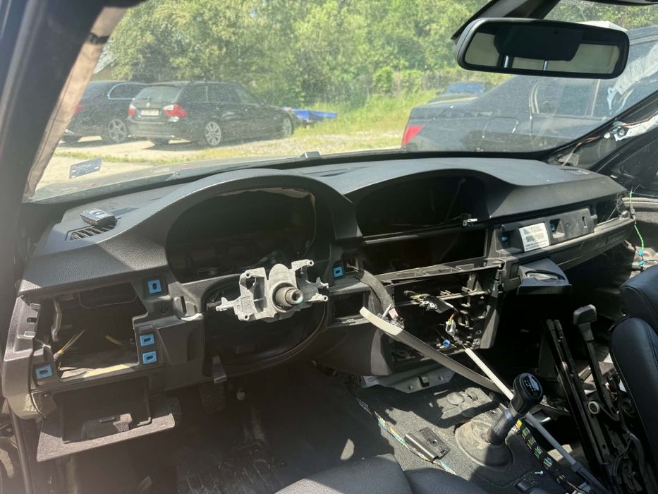 Продаваме арматурно табло с къпхолдъри за БМВ Е90 Е91 Е92 Е93/BMW