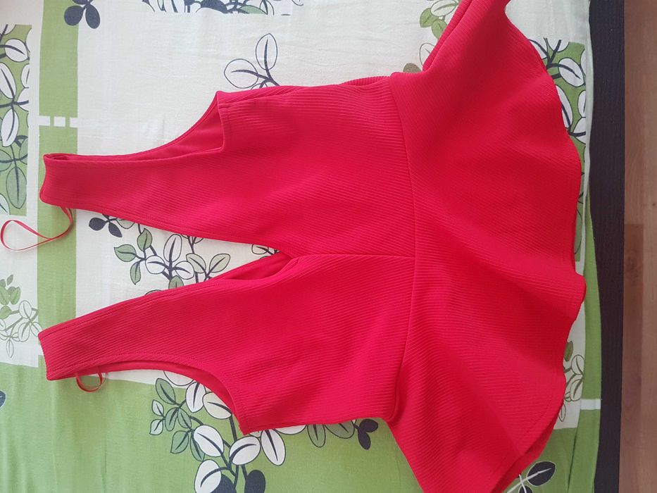 Top rosu cu peplum decolteu in v miss selfridge