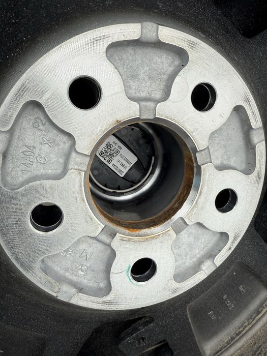 Продам диски оригинал с резиной