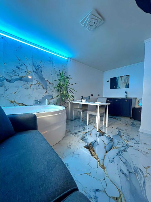 Cazare Apartament cu Jacuzzi Privat si Bucatarie
