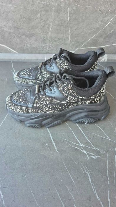 Черни маратонки с камъчета