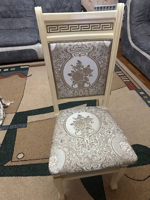 Стол с.   стулями