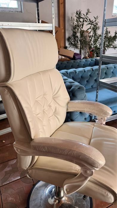 Scaun de pedichiura stare buna , din piele , cu picior pneumatic