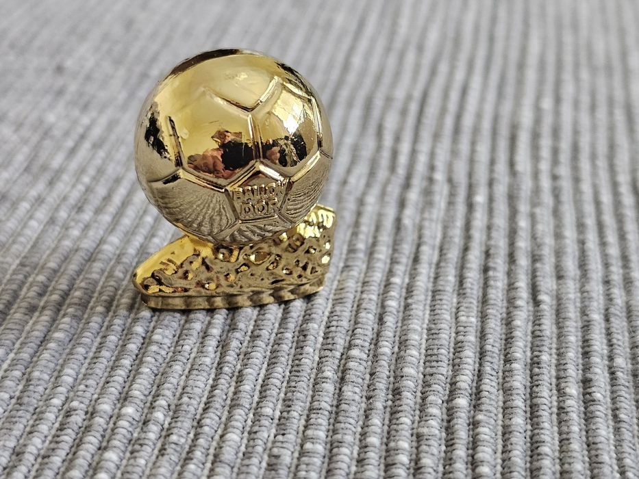 Vand trofeul balonul de aur