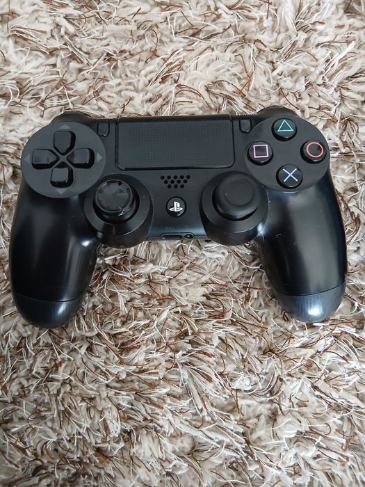 PS4 + 2 Contollere