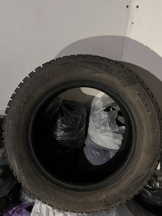 Продам зимние шипованые шины Viatti 4шт  205/60/R16