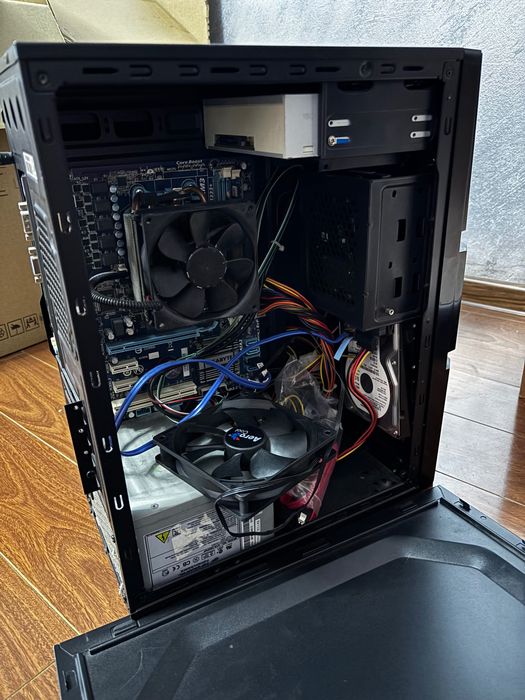Vând  carcasă pc, are placa de baza, DVD rw, hard disk