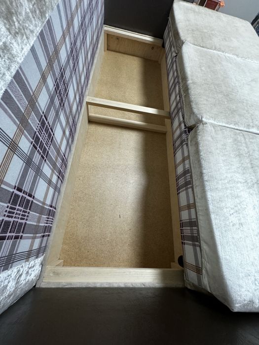 Продам срочно диван в отличном состоянии