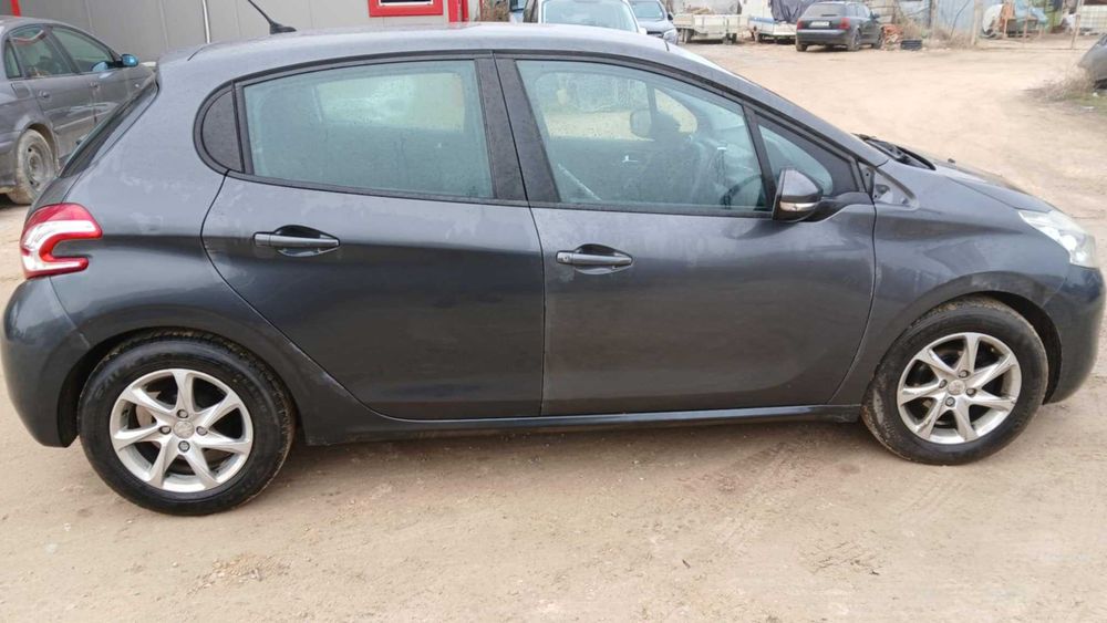 Пежо 208 , 1,2 бенз . На части