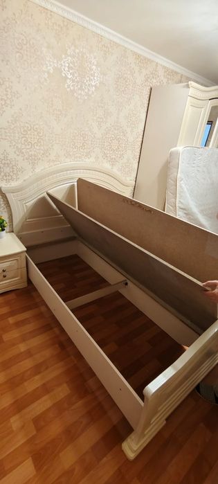 Кровать двуспальная с матрасом