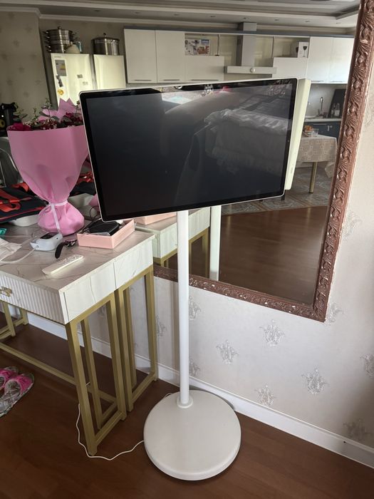 Планшет на стойке. 24 диагональ.