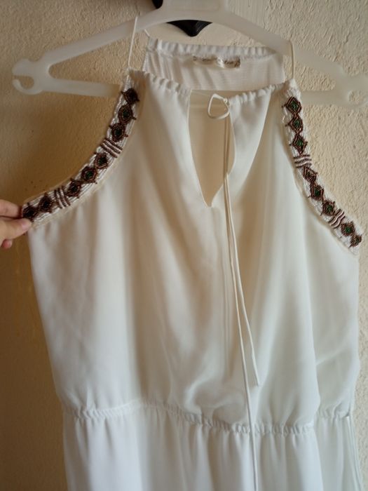 Рокля в бяло дълга