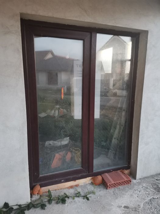 Vand ferestre PVC cu 1 canat, culoare Mahon + alte geamuri tip usa
