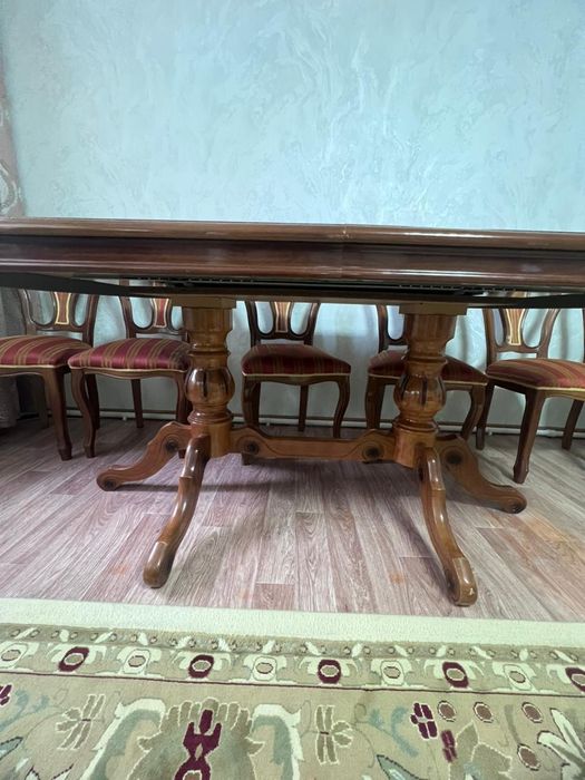 Стол студия в гостиной