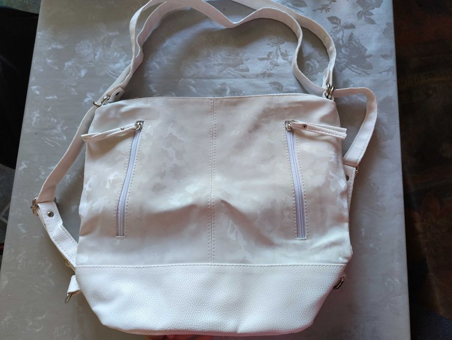 Бяла чанта за през рамо или раница