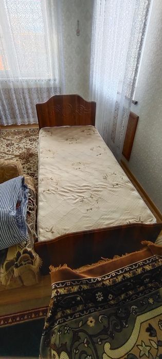 Кровать деревянная