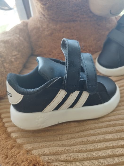 Încălțăminte negre mari 27 mici defecte se vad în poze