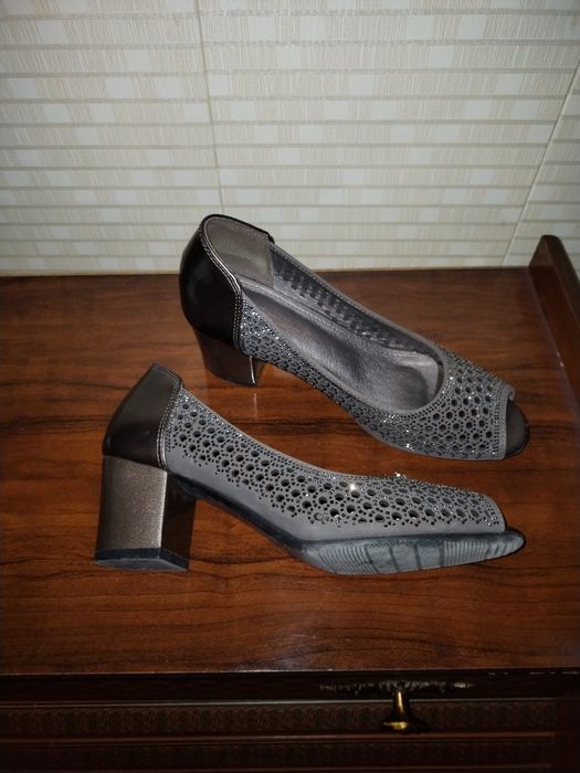 Ayollar uchun yozgi oyoq kiyim