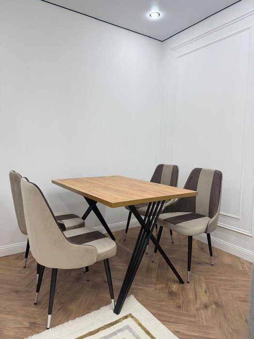 Обеденный стол со стульями