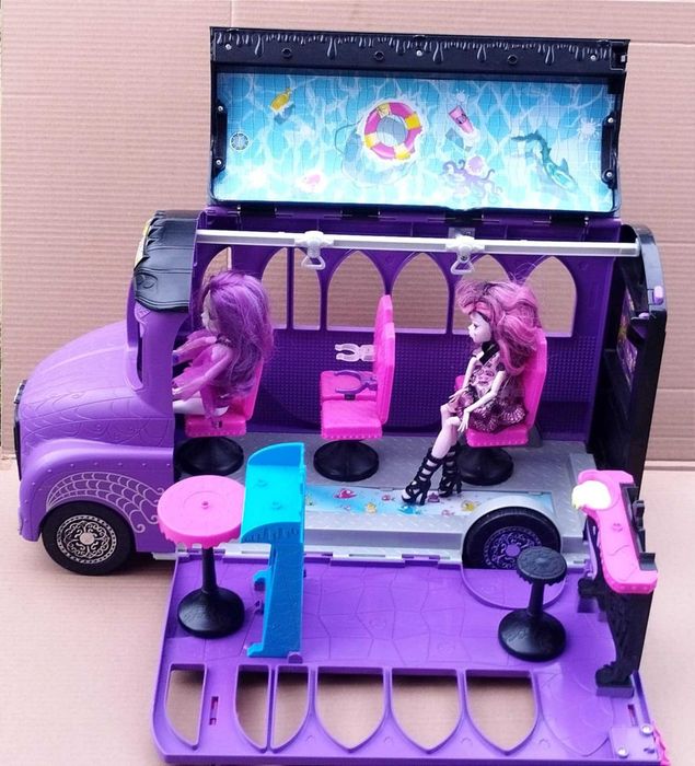 Парти-автобус с бар за кукли Монстър Хай и Барби / Monster High Bus
