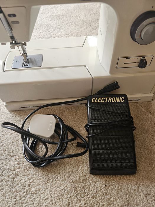 Електрическа портативна шевна машина.